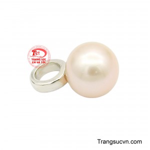 Từng đường nét ôm lấy viên ngọc đều được chế tác tỉ mỉ, tạo nên sự hài hòa giữa nét sang trọng hiện đại và vẻ đẹp cổ điển vượt thời gian.