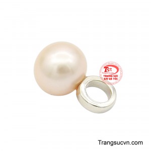 Mặt dây nhẹ nhàng tỏa ra thần thái thu hút tinh tế, mang đến cảm giác thanh tao, thuần khiết và đầy nữ tính.