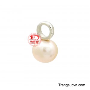 Đây không chỉ là một món trang sức mà còn là lời khẳng định về phong thái tinh tế của người sở hữu nhẹ nhàng mà cuốn hút, giản đơn mà vô cùng duyên dáng. 