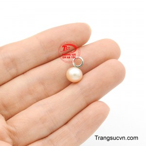 Mặt dây ngọc trai thanh khiết là lựa chọn hoàn hảo để tôn vinh vẻ đẹp tự nhiên, phù hợp cho mọi khoảnh khắc từ đời thường đến những dịp trang trọng.