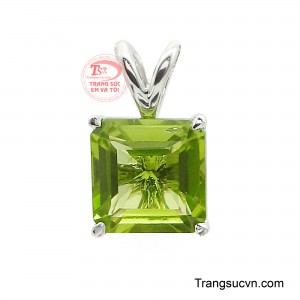 Mặt dây peridot trang nhã gây ấn tượng ngay từ ánh nhìn đầu tiên bởi dáng cắt hình học vuông vắn, chuẩn mực và đầy chiều sâu. 