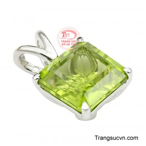 Sắc xanh lục tươi sáng của peridot được tôn vinh trọn vẹn nhờ cấu trúc cắt sắc nét và độ cân đối hoàn hảo. 