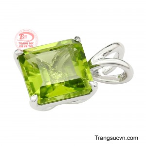 Ánh sáng khi đi qua từng mặt cắt phản chiếu đều đặn, không chói lóa mà lan tỏa mềm mại, mang lại cảm giác tinh khiết, mát lành và đầy sinh khí. 