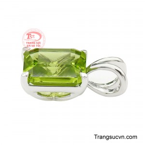 Thiết kế mặt dây được tiết chế để nhường trọn “sân khấu” cho viên đá chủ, làm nổi bật vẻ đẹp tự nhiên của peridot mà không cần đến những chi tiết cầu kỳ. 