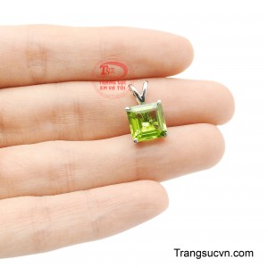 Tổng thể tạo nên phong thái thanh lịch, hiện đại nhưng vẫn có chiều sâu, phù hợp với người yêu sự tối giản và chuẩn mực trong thẩm mỹ.