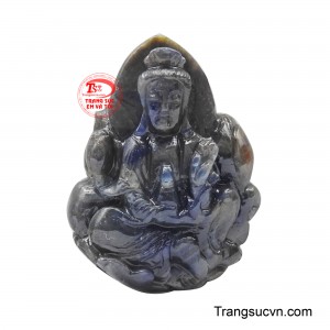 Mặt Dây Quan Âm Sapphire Bảo Hộ được chạm khắc tinh xảo từ khối đá Sapphire tự nhiên nguyên khối với tông màu xanh đen huyền bí. 