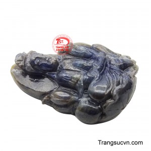 Mặt dây Quan Âm này không chỉ là món trang sức cao cấp mà còn là một tác phẩm nghệ thuật tôn giáo, phô diễn sự lấp lánh và độ sâu màu hiếm có của viên đá quý.