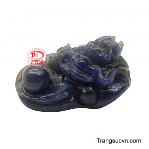 Chất đá làm nổi bật chiều sâu và cấu trúc tự nhiên của sapphire. 