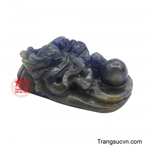 Hình tượng rồng được khắc họa theo lối tạo hình cô đọng, thân rồng cuộn tròn ôm trọn mặt đá như một vòng che chở. 