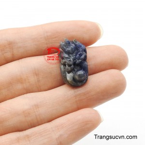 Ánh xanh của sapphire dịu mát, không rực rỡ, giúp trung hòa cảm xúc, giảm xao động và củng cố nội lực bên trong.