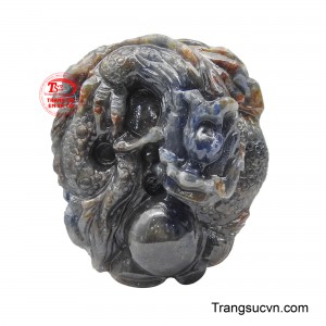 Mặt dây rồng chấn an tụ khí không chỉ hiện diện như một món trang sức