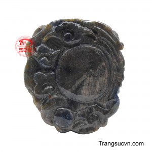 Mà như một linh vật mang theo khí lực của trời đất, lặng lẽ đồng hành cùng người đeo qua từng nhịp thở của cuộc sống. 