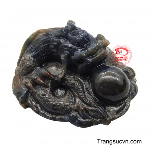 Hình tượng rồng được khắc họa với dáng thế uốn mình ôm trọn, tựa vòng tay che chở, mang ý nghĩa trấn giữ và quy tụ năng lượng phước lành.