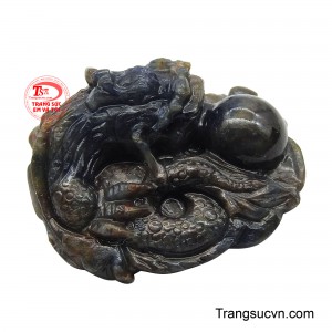 Từng đường nét thân rồng mềm mại mà dứt khoát, vảy rồng xếp lớp tinh tế như dòng khí đang vận hành, luân chuyển và lắng đọng.