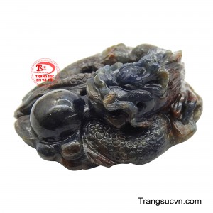 Ánh sáng phản chiếu trên bề mặt đá tạo nên cảm giác sâu thẳm, khiến linh khí như được gom về một điểm, an trú – ổn định – bền vững.