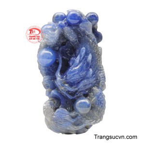 Mặt dây rồng Sapphire trỗi dậy là biểu tượng của sự bứt phá và vươn lên mãnh liệt. 