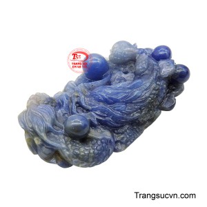 Ánh mắt rồng rực rỡ, nhìn thẳng về phía trước, tượng trưng cho ý chí kiên định và khát vọng chinh phục đỉnh cao.