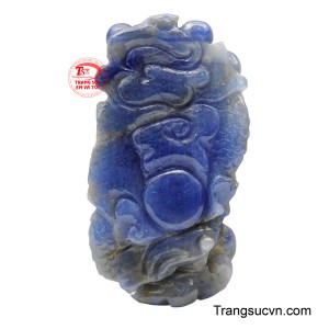 Viên Sapphire màu xanh lam thẳm, quý giá, được điêu khắc hình ảnh Rồng đang trỗi dậy từ lòng biển sâu, với thân rồng cuộn xoáy đầy uy lực và khí chất ngút trời.