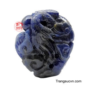 Viên Sapphire cao cấp, với sắc xanh lam thẳm và độ trong suốt hoàn hảo, được ví như ấn tín của trời đất. 