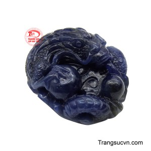 Hình tượng rồng được chạm khắc tinh xảo, thân rồng uốn lượn mạnh mẽ như vươn tới đỉnh cao quyền lực, ánh mắt ánh lên vẻ thông tuệ, nắm giữ vận mệnh thiên hạ.