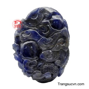 Được chế tác tinh xảo từ Sapphire xanh lam đậm, viên đá tỏa ra vẻ đẹp quyền quý, sâu thẳm như đại dương.