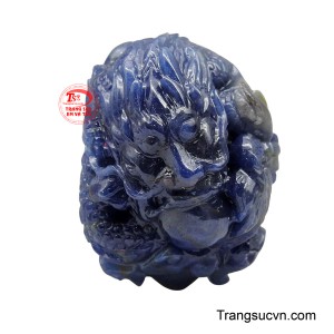 Mặt Dây Sapphire Rồng Lam Chiêu Tài được chế tác từ viên Sapphire cao cấp với sắc xanh lam sâu thẳm, huyền ảo như nắm giữ tinh hoa của đại dương, là nền tảng cho kiệt tác điêu khắc.