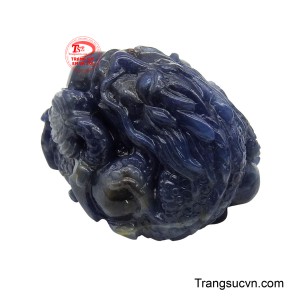 Sở hữu món trang sức mặt dây này không chỉ nâng tầm phong cách mà còn phát ra nguồn năng lượng phong thủy cuồn cuộn, chiêu gọi vận may và khai mở con đường tài lộc cực thịnh.