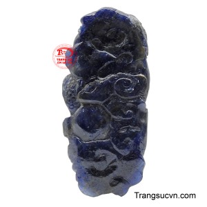 Được chạm khắc từ đá Sapphire quý màu xanh lam thẳm, tác phẩm tái hiện hình tượng Lam Long oai phong, biểu tượng của Hoàng gia và năng lượng tối cao. 