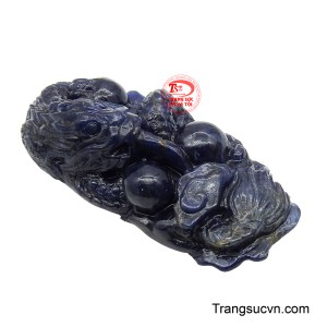 Màu sắc sâu thẳm của viên đá phản chiếu sự minh triết và điềm tĩnh của bậc lãnh đạo.