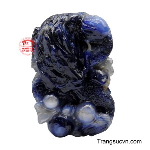 Mặt Dây Sapphire Rồng Lam Hưng Vượng là kiệt tác trang sức phong thủy, thể hiện quyền uy và sự giàu có.