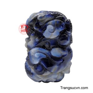 Viên Sapphire màu xanh lam thẳm, quý hiếm được chạm khắc tinh xảo thành hình tượng Lam Long uy dũng, là linh vật đứng đầu trong tứ linh.