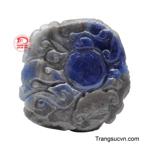 Viên Sapphire tự nhiên, nổi bật với sắc xanh lam sâu thẳm, được chạm khắc hình tượng Rồng uy dũng, vờn ngọc, toát lên vẻ quyền lực và vương giả.