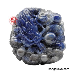 Mặt Dây Sapphire Rồng Lam Vương Bảo là một tuyệt tác kết hợp giữa nghệ thuật điêu khắc và phong thủy. 