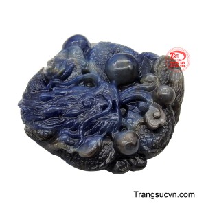 Mặt dây được bọc viền bằng vàng hoặc bạc cao cấp, không chỉ cố định viên đá mà còn làm tăng thêm sự sang trọng, tạo điểm nhấn lấp lánh cho trang sức.