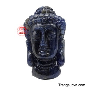 Mặt Dây Sapphire Thích Ca Hộ Tâm được khắc họa với nét mặt từ bi, đôi mắt khép hờ tĩnh tại, và nhục kế trên đỉnh đầu, thể hiện trí tuệ vô biên.