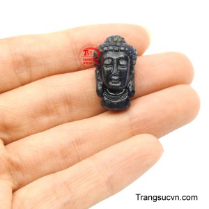 Khi đeo, Phật Thích Ca sẽ giúp che chở tâm hồn, xua tan phiền não, mang lại sự bình an tuyệt đối và sự tập trung vào những điều thiện lành, dẫn dắt người đeo đến cuộc sống an lạc và giác ngộ.