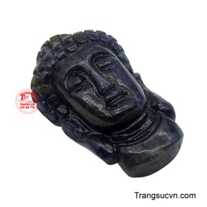 Mặt dây được chế tác trên nền đá Sapphire xanh lam thẳm, mang lại vẻ đẹp trang nghiêm, thoát tục. 