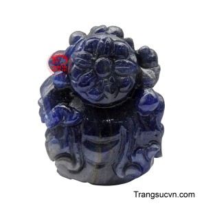 Tác phẩm thể hiện Ngài với chiếc bụng tròn đầy, biểu tượng của sự sung túc, đồng thời mang theo nhiều bảo vật quý hiếm.