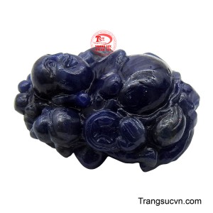 Mặt Phật này được đeo để cầu tài lộc, kinh doanh phát đạt, giúp thu hút tiền bạc và mang lại sự an lạc, niềm vui trong cuộc sống, bảo hộ chủ nhân luôn gặp điều tốt lành.