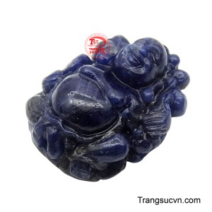 Với chất liệu đá Sapphire màu xanh đậm tạo nên sự trang nghiêm, tĩnh tại.