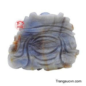 Mặt dây được chế tác tinh xảo từ đá quý Sapphire Lam, khắc họa Phật Di Lặc với nụ cười hỉ xả, viên mãn.