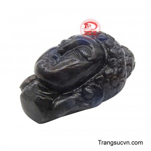 Những đường nét chạm khắc mềm mại, liền mạch, giữ trọn tinh thần tĩnh tại và từ bi.