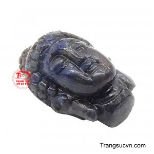 Mỗi chi tiết đều được tiết chế vừa đủ, để vẻ đẹp toát ra từ sự giản dị và sâu lắng. 