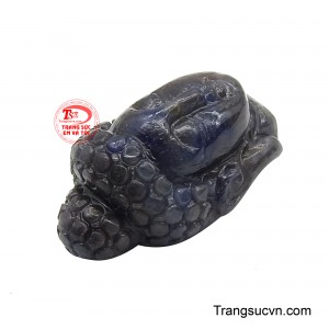 Khi đeo gần tim, mặt dây mang lại cảm giác an ổn, giúp điều hòa cảm xúc, giảm lo âu và nuôi dưỡng sự bình yên từ bên trong.