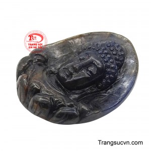 Viên sapphire lam được chế tác thành hình tượng Đức Phật A Di Đà trong tư thế thiền tịnh, mang lại năng lượng thanh khiết và nguồn lực bảo hộ mạnh mẽ cho người đeo.