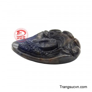 Đá sapphire vững chắc tượng trưng cho Hộ Tâm, giúp trấn an tinh thần, hóa giải bất an, thu hút năng lượng tốt lành và trí tuệ minh mẫn.