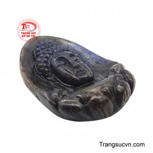 Từng đường nét chạm khắc mềm mại, uyển chuyển, gương mặt Phật hiền hòa như đang soi chiếu tâm thức, dẫn dắt con người vượt qua muộn phiền, tìm về sự an nhiên nội tại. 