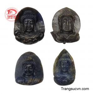 Phần thân đá được mài bóng công phu, tạo hiệu ứng ánh sáng lan tỏa tựa hào quang, vừa sang trọng vừa linh thiêng. 