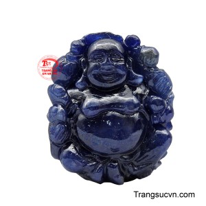 Mặt phật di lặc hỷ phúc như ý được chế tác từ khối đá quý Sapphire có màu xanh đậm sâu thẳm, mang lại cảm giác vừa cổ điển vừa trang trọng.