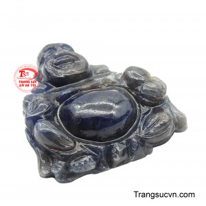 Hình tượng Phật Di Lặc hiện diện với thần thái hiền hòa, nụ cười ấm áp, như lời nhắc nhở nhẹ nhàng rằng mọi lo âu rồi cũng sẽ qua.